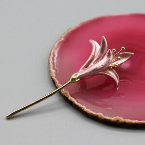 Jewelry pin brooch lily flower pink gold tone dainty elegant beautiful new